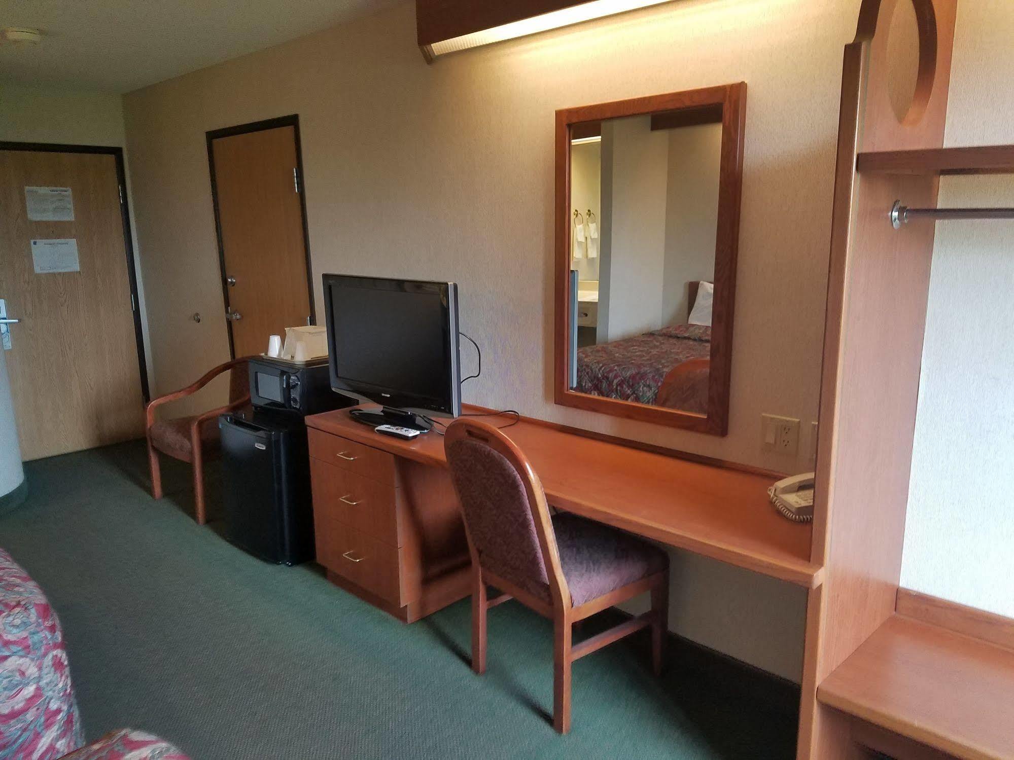 Syracuse Inn And Suites Ngoại thất bức ảnh
